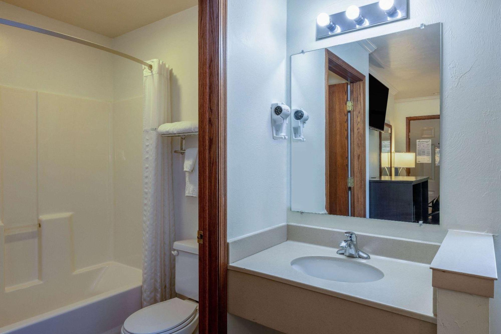 Travelodge By Wyndham Livingston Extérieur photo